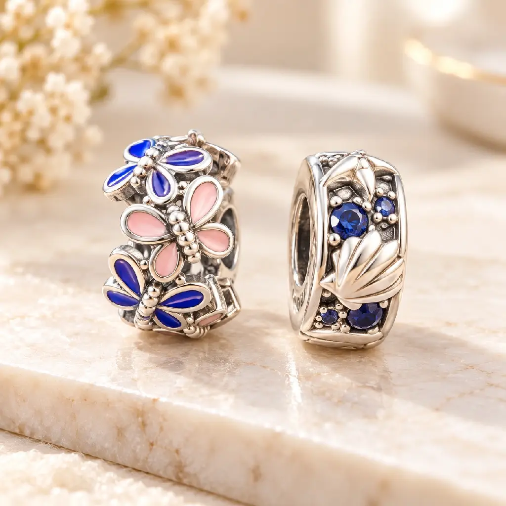Encantos plateados con mariposas y zafiros.webp